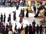 Кардиналы и епископы приветствуют Папу