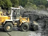 Спасатели при расчистке дороги Гирзель-Кармадон в Кармадонском ущелье Северной Осетии обнаружили фрагменты человеческого тела