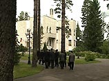 Во встрече, которая проходит в президентской резиденции "Долгие бороды" на Валдае, принимают участие 8 из 11 руководителей субъектов федерации
