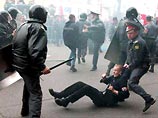 В Москве молодые радикалы пикетировали здание МВД