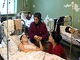 Из 13 пострадавших, которые накануне были госпитализированы в Урус-Мартановскую больницу, 1 человек - в крайне тяжелом состоянии, еще четверо тяжело раненых уже вывезены в больницы Владикавказа