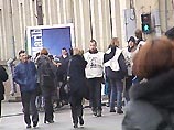 Представители правозащитных организаций провели несанкционированную властями акцию на центральном проспекте Минска около здания комитета госбезопасности Представители правозащитных организаций провели несанкционированную властями акцию на центральном проспекте Минска около здания комитета госбезопасности