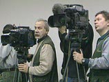 В зону оцепления идут выбранные террористами журналисты с телекамерами