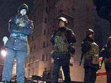 Мощные хлопки, похожие на взрывы гранат, раздались со стороны захваченного здания в 18:23 по московскому времени с периодичностью в 10 секунд