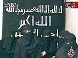  "Мы возьмем с собой души неверных", - сказала одна из пяти женщин в масках, стоявших в кадре под знаменем с надписью "Аллах велик"
