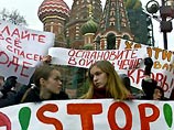 Люди на Васильевском спуске покупают фломастеры и бумагу и прямо на месте пишут плакаты с призывами остановить войну