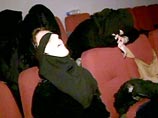 На кадрах видны террористы, в частности, мужчины в камуфляже и женщины кавказской внешности, обвязанные взрывчаткой, которые, судя по их позам, были убиты во сне