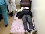 Пациентов размещают во всех свободных помещениях больницы, постелив на пол матрацы