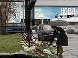 Москвичи несут цветы к театральному центру на Дубровке