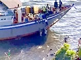 Когда гаитянцы увидели, что к ним приближаются катера американской береговой охраны, они стали прыгать в море и попытались доплыть до берега