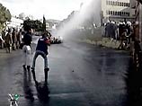 Чтобы не дать демонстрантам выйти за пределы студенческого городка полиция была вынуждена применить водометы