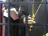 Разбойники пользовались рясами священнослужителей, что безотказно помогало им во время общения с милицией, постами ГАИ