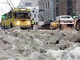 В результате минувшего снегопада дорожная обстановка в столице резко ухудшилась, почти во всех районах Москвы наблюдаются затруднения в дорожном движении