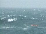 Семнадцать членов экипажа смогли покинуть пострадавшее судно на двух спасательных плотах