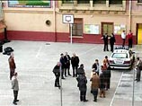17-летний юноша держал в течение почти четырех часов в заложниках 25 школьников и их учительницу 17-летний юноша держал в течение почти четырех часов в заложниках 25 школьников и их учительницу