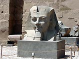 Гигантская статуя одной из жен фараона Рамзеса II найдена в 100 км от Каира
