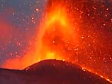 На Сицилии лава из вулкана Этна угрожает снести туристическую гостиницу