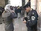 Двое поселенцев, в том числе один несовершеннолетний, были задержаны за кражу более 200 пар обуви из палестинских лавок