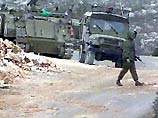 Несколько десятков израильских танков и бронемашин под прикрытием вертолетов вторглись во вторник ночью в лагерь палестинских беженцев в районе Дейр-аль-Балах