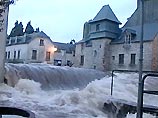 Тысячи жителей Южной Англии и прибрежных районов Франции вынуждены были покинуть свои дома в результате сильных наводнений, обрушившихся на западную Европу