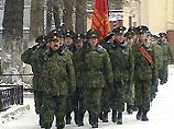 Путин и Иванов возвращают пятиконечную звезду на воинское знамя