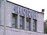 Сегодня утром с подмосковного аэропорта "Чкаловский" на родину отправлены 15 таджиков, нелегально находившихся в России