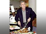 Меню праздничного семейного ужина Бушей было традиционным: большая жареная индейка с зеленой фасолью и красным стручковым перцем, картофельное пюре, брусничный соус, фруктовый салат и обязательный тыквенный пирог, в который были добавлены техасские орехи