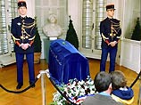 Гроб с телом писателя в четверг под эскортом республиканских гвардейцев был перенесен из семейного склепа Дюма в деревне Вилле-Коттер в здание Сената в Париже Гроб с телом писателя в четверг под эскортом республиканских гвардейцев был перенесен из семейного склепа Дюма в деревне Вилле-Коттер в здание Сената в Париже