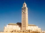 Волны и течение размывают основание мечети короля Марокко Хасана II, возведенной 10 лет назад в столице страны Касабланке