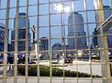 В Нью-Йорке в строительном котловане, образовавшемся на месте башен Всемирного торгового центра (ВТЦ), в понедельник вечером была установлена рождественская елка