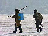 В Приморье спасены четверо рыбаков, унесенных на льдине