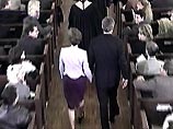 Прихожане встречали его рукопожатиями и приветствиями, а священник отслужил молитву за новую команду Буша-Чейни и за примирение американцев