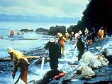 В результате катастрофы на "Валдесе" в проливе Принца Уильяма у берегов Аляски вылилось более 11 миллионов галлонов сырой нефти, расползшейся вдоль побережья на 2 тысячи километров