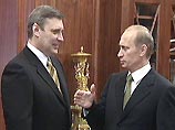 Президент России Владимир Путин поздравил премьер-министра Михаила Касьянова с днем рождения и подарил ему лыжи