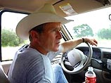  "Я из Техаса", - говорит кукла Буш голосом нынешнего президента