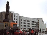 Чтобы стать кандидатом в губернаторы, каждому из них предстоит собрать более 1 тыс. 800 подписей или внести избирательный залог в пределах 75 тыс. рублей. Избирательный фонд каждого кандидата не должен превышать 500 тыс. рублей Чтобы стать кандидатом в губернаторы, каждому из них предстоит собрать более 1 тыс. 800 подписей или внести избирательный залог в пределах 75 тыс. рублей. Избирательный фонд каждого кандидата не должен превышать 500 тыс. рублей