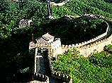 Длина Великой китайской стены некогда составляла 13 тыс. 400 км. Протяженность же охранившейся части памятника, включая видимые развалины, не превышает 2 тыс. 500 км