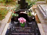 На могиле известного русского поэта, драматурга и барда Александра Галича на кладбище Сент-Женевьев-де-Буа сегодня открыт барельеф