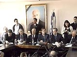 По его словам, правительство Барака, не располагающее большинством в парламенте, не может брать на себя какие-либо обязательства от лица всего народа Израиля По его словам, правительство Барака, не располагающее большинством в парламенте, не может брать на себя какие-либо обязательства от лица всего народа Израиля