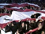 Перепалке предшествовала прошедшая ночью возле посольства США в Сеуле траурная церемония со свечами, в которой участвовало около 50 тысяч корейцев Перепалке предшествовала прошедшая ночью возле посольства США в Сеуле траурная церемония со свечами, в которой участвовало около 50 тысяч корейцев