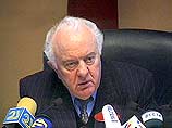 Трое чеченцев, которые по решению грузинской генпрокуратуры должны быть экстрадированы в Россию, попросили Эдуарда Шеварднадзе предоставить им политическое убежище в Грузии Трое чеченцев, которые по решению грузинской генпрокуратуры должны быть экстрадированы в Россию, попросили Эдуарда Шеварднадзе предоставить им политическое убежище в Грузии