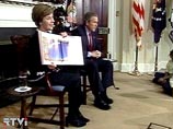 Встреча проходила в веселой и непринужденной обстановке. Джордж Буш и его жена читали третьеклассникам рождественские истории из книги 'Ночь перед Рождеством'