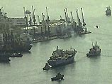 Для подстраховки сейнер сопровождал морской буксир МБ-374, принадлежащий ООО "Орион-98" из сахалинского города Корсаков Для подстраховки сейнер сопровождал морской буксир МБ-374, принадлежащий ООО "Орион-98" из сахалинского города Корсаков