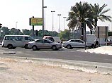 Инцидент произошел в одном из крупных торговых центров Дубая. Когда 34-летняя женщина на парковке укладывала покупки в багажник своего автомобиля, незнакомый молодой мужчина приставил к ее горлу нож и потребовал деньги
