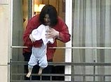 Инцидент в берлинской гостинице, когда знаменитый певец с балкона пятого этажа демонстрировал своего крошечного сына Принца Майкла второго, закутанного с головой в полотенце, держа его за шею и перекинув через перила, не дает покоя язвительным завистникам