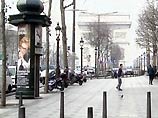 Они охраняют порядок вокруг Эйфелевой башни, Лувра, на площади перед собором Парижской Богоматери, а также в Версале. Армейские патрули несут службу в аэропортах, на вокзалах и в крупных торговых комплексах