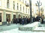 Около 200 многодетных матерей в среду перекрыли автомобильное движение перед зданием мэрии Тбилиси. Требования участников акции сводятся к выдаче городскими властями единовременного пособия к Новому году в размере 200 лари (около 50 долларов) Около 200 многодетных матерей в среду перекрыли автомобильное движение перед зданием мэрии Тбилиси. Требования участников акции сводятся к выдаче городскими властями единовременного пособия к Новому году в размере 200 лари (около 50 долларов)