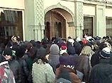 Женщины попытались войти в здание мэрии, однако прибывший на место отряд спецназа не позволил им этого сделать Женщины попытались войти в здание мэрии, однако прибывший на место отряд спецназа не позволил им этого сделать
