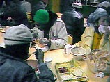 Группа нью-йоркских бездомных в знак благодарности за их защиту вручила в качестве подарка на Рождество местному полицейскому 3 тысячи долларов Группа нью-йоркских бездомных в знак благодарности за их защиту вручила в качестве подарка на Рождество местному полицейскому 3 тысячи долларов