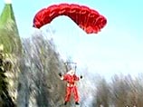 Когда в четверг спортивный самолет "Сесна" с мэром-спортсменом на борту поднялся в воздух, стало ясно, что прыжок придется отменить